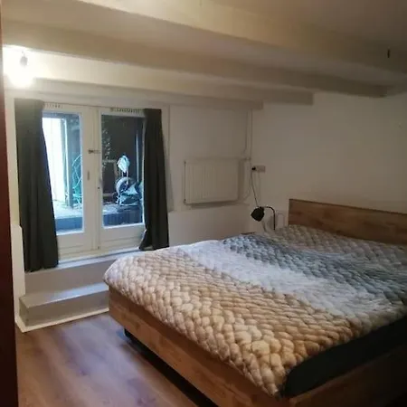 Family House With 2 Cats For Minimum 10 Nights